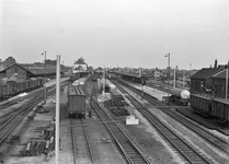 834091 Gezicht op het emplacement, de perrons en het stationsgebouw van het N.S.-station Leeuwarden te Leeuwarden. Er ...